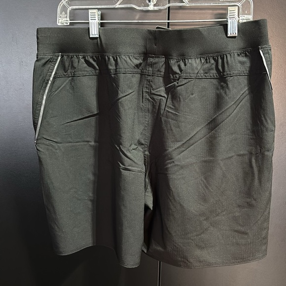 Hurley Training Shorts, hip pockets,elastic waist drawcord,boot camp block logo - Picture 4 of 10